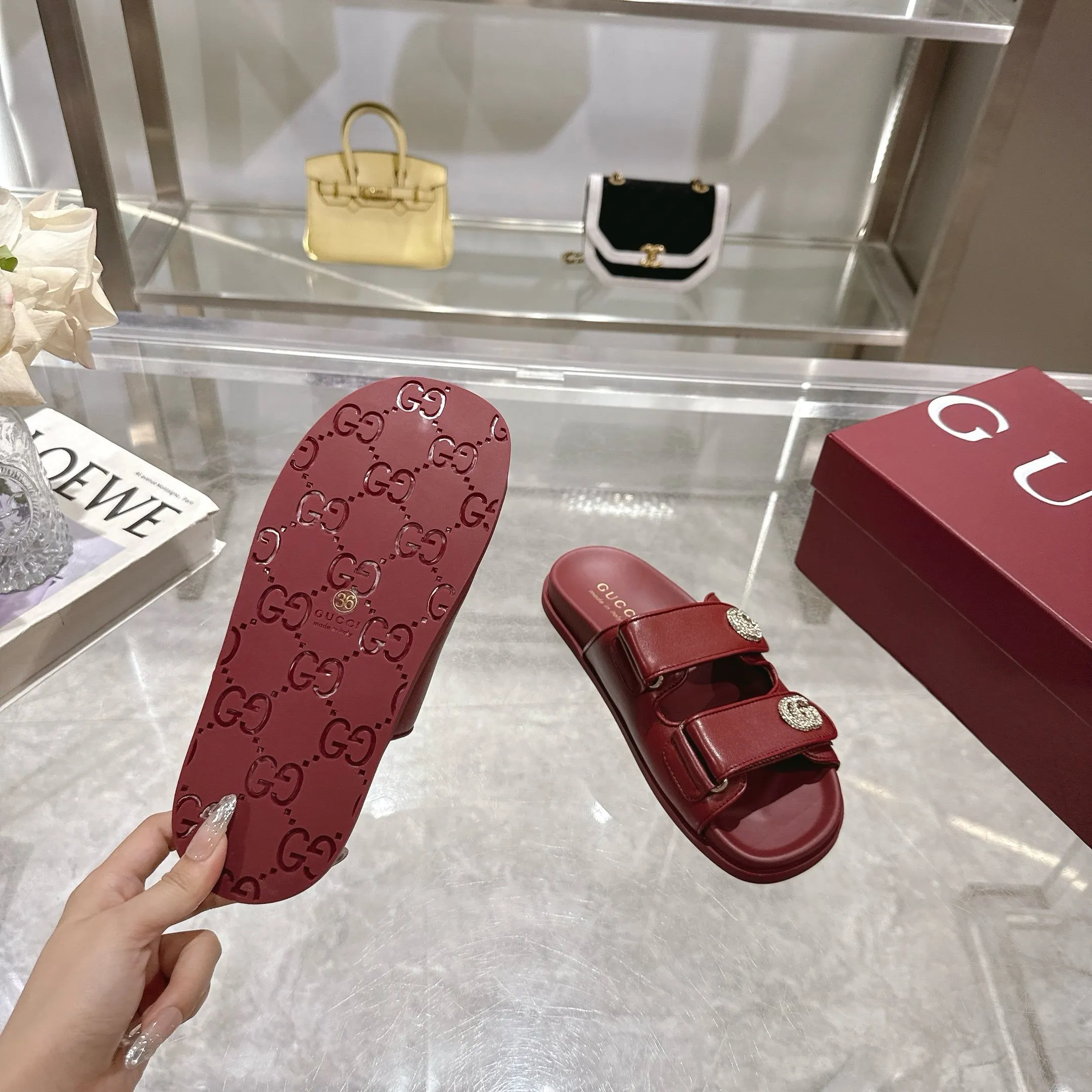 Wholesale direct sales 260👟👟 Gucci’s modern design aesthetic explores the path of unique craftsmanship, cleverly integrating the brand’s classic elements with its beloved brand identity. The sandal is embellished with the beloved Double G hardware, adding a touch of understated branding to the design, complementing the versatility of the Velcro straps. Women Light gold tone hardware Sheepskin lining Double G Rubber sole Velcro fastening Flat sole